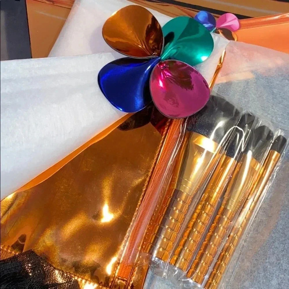 NIB Mac shiny pretty things brush set - Picture 10 of 14